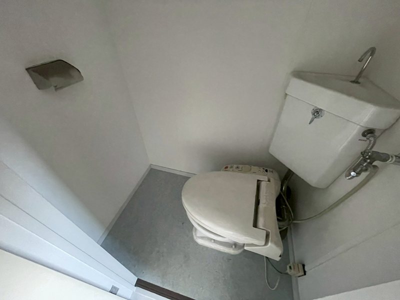 トイレ　リフォーム中のため別のお部屋の写真を使用しております。