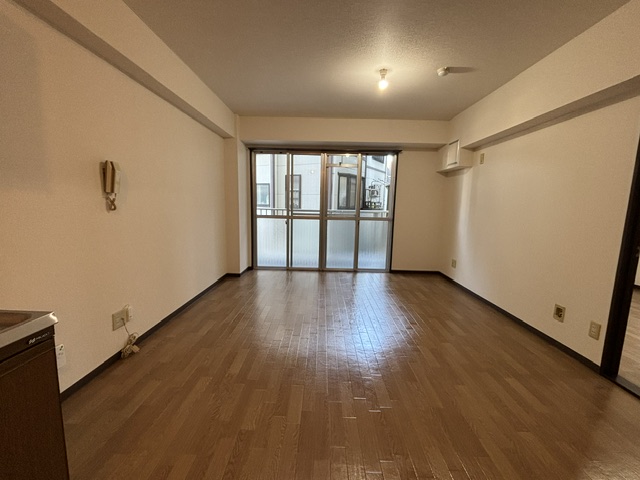 メゾン私市B棟の居間写真