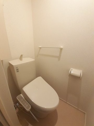 トイレ　落ち着いた色調のトイレです