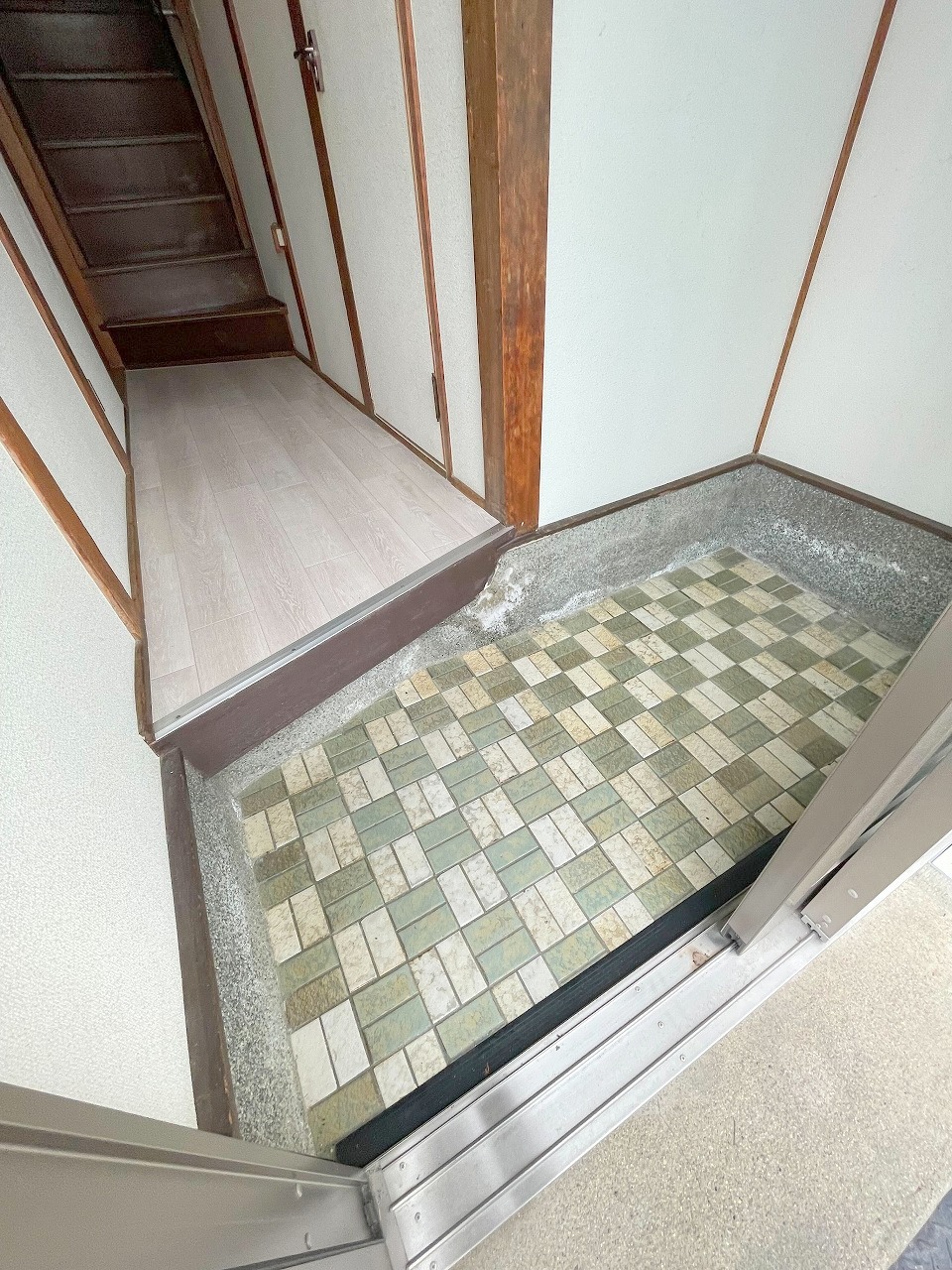 若江東町2丁目貸家の玄関写真