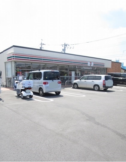 コンビニ　セブンイレブン（コンビニ）まで200m