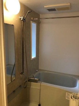 バス・シャワールーム　浴室乾燥機付きバス。