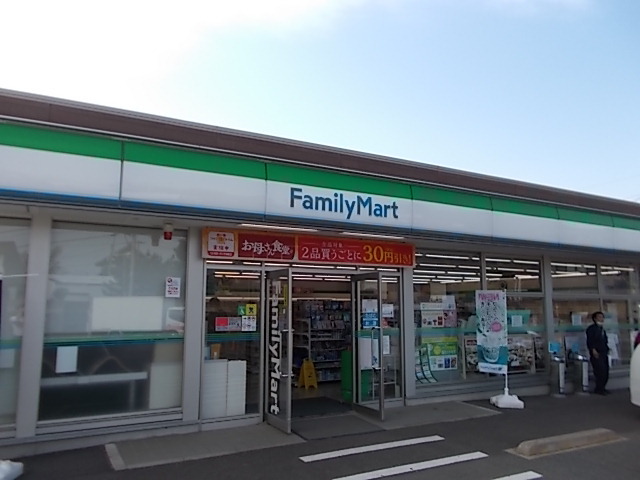 コンビニ　ファミリーマート（コンビニ）まで650m
