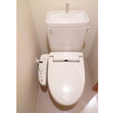 トイレ　落ち着いた色調のトイレです