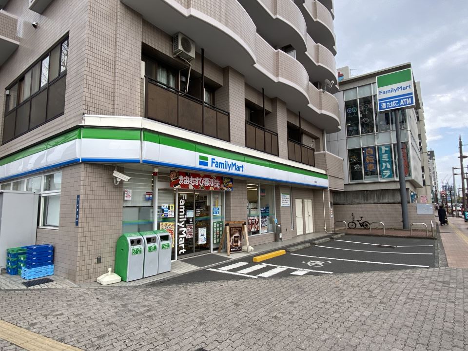 コンビニ　ファミリーマート（コンビニ）まで300m