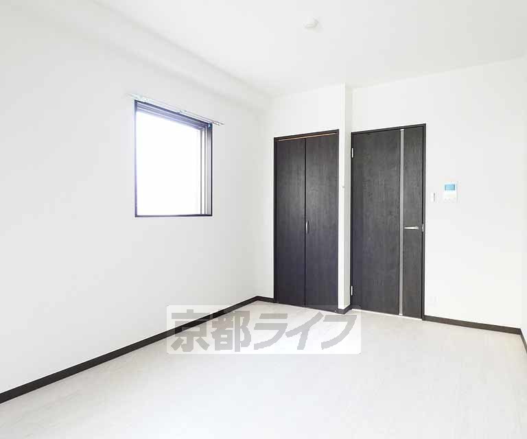 居室・リビング　・端部屋のみ小窓付