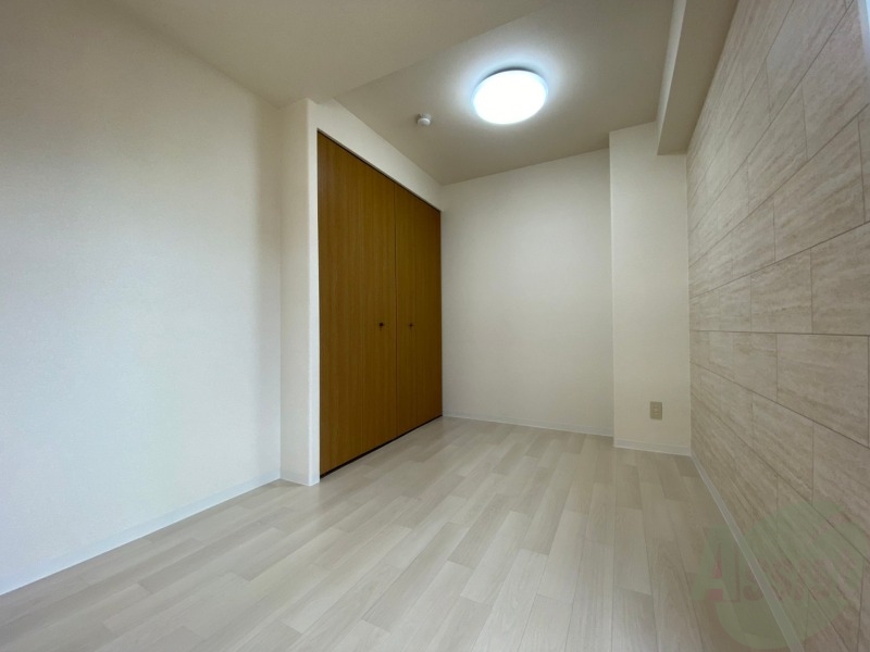 その他部屋・スペース　寝室はこちらです。光が差し込む、温かみのあるお部屋です。