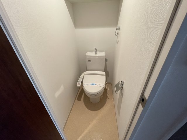 トイレ　(参考)同マンション反転間取り他部屋の写真