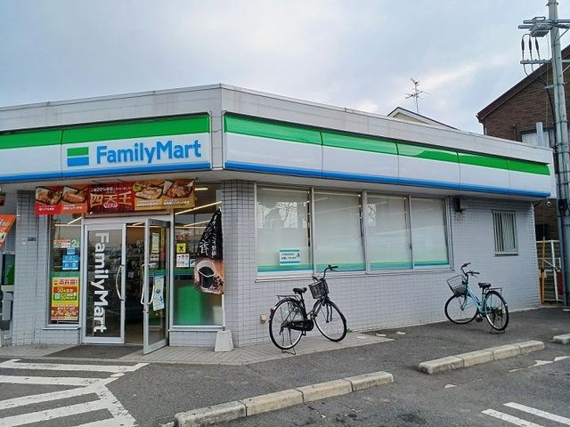 コンビニ　ファミリーマート様（コンビニ）まで500m