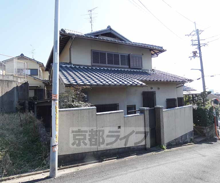 建物外観　大きな角地の貸家です。