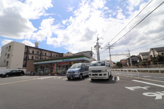 コンビニ　ファミリーマート摂津庄屋店（コンビニ）まで480m