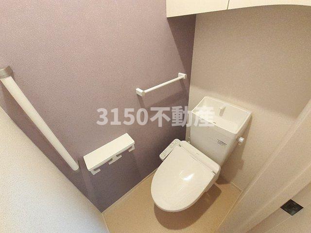 トイレ　落ち着いた色調のトイレです