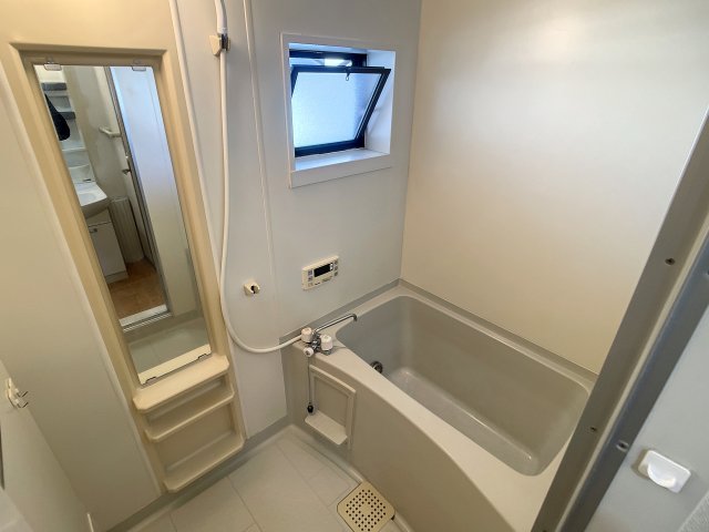 バス・シャワールーム　掲載写真は空室の別部屋を掲載しております。実際のお部屋と仕様