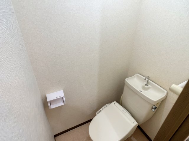 トイレ　掲載写真は空室の別部屋を掲載しております。実際のお部屋と仕様