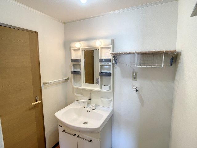 洗面設備　掲載写真は空室の別部屋を掲載しております。実際のお部屋と仕様