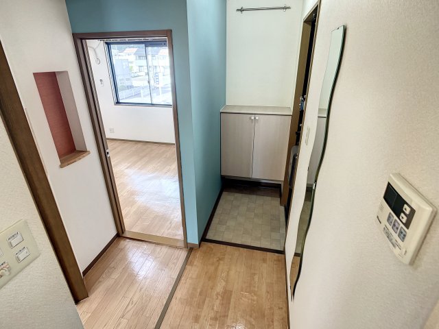 玄関　掲載写真は空室の別部屋を掲載しております。実際のお部屋と仕様
