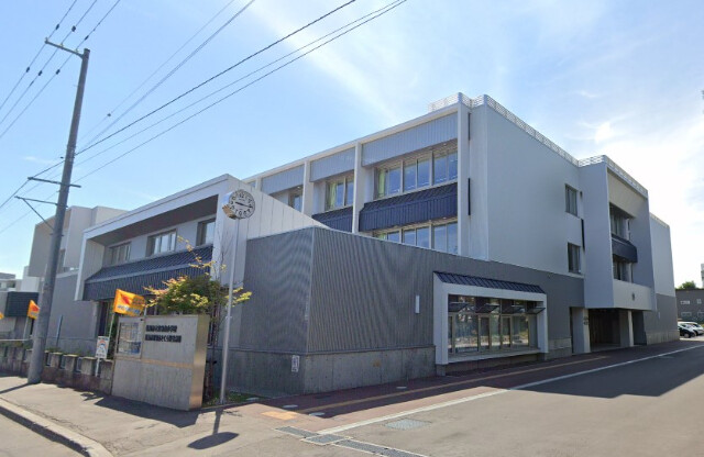 小学校　札幌市立発寒南小学校（小学校）まで374m