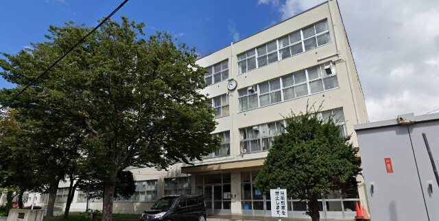 中学校　札幌市立発寒中学校（中学校）まで1256m