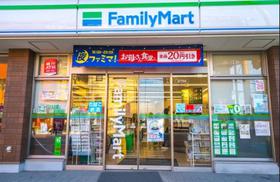 コンビニ　ファミリーマート下馬駒沢通り店（コンビニ）まで57m