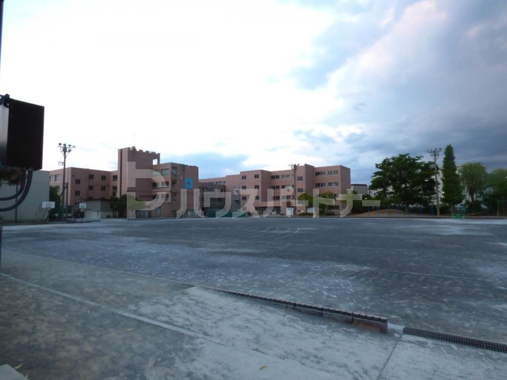 小学校　草加市立八幡小学校（小学校）まで810m