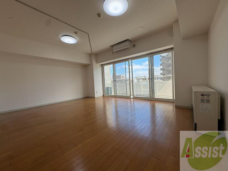 居室・リビング　日当たりが良くて心地よく過ごせそうなお部屋です。