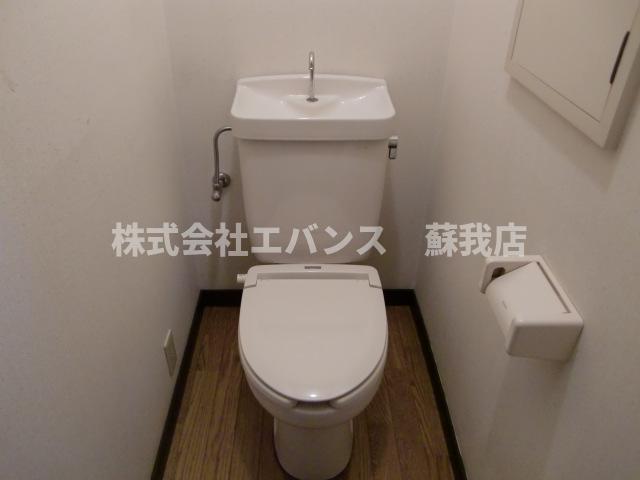 トイレ　落ち着いた色調のトイレです
