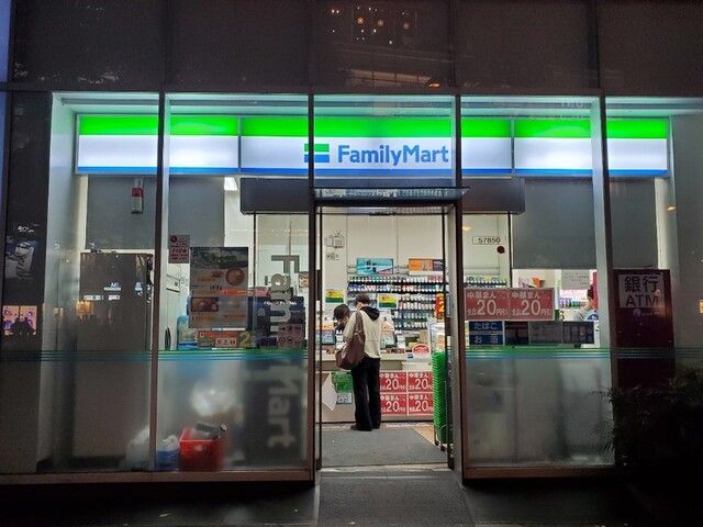 コンビニ　ファミリーマート 秋葉原駅中央口前店（コンビニ）まで162m