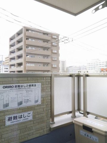 バルコニー　暖かな日差しのふりそそぐバルコニー