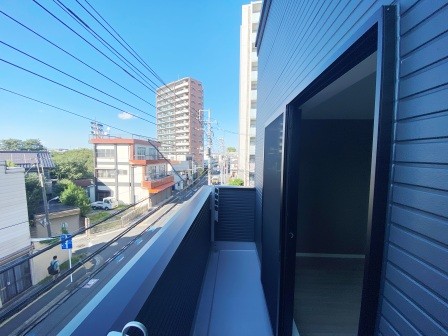 バルコニー　お洗濯にも便利なバルコニー付き