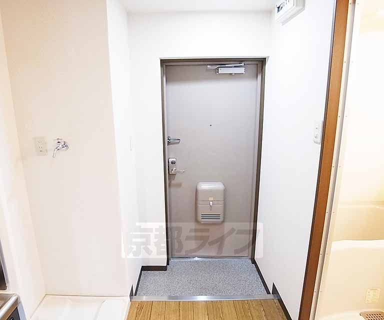 地下鉄烏丸線 烏丸御池駅 徒歩5分 3階建 築29年の玄関写真