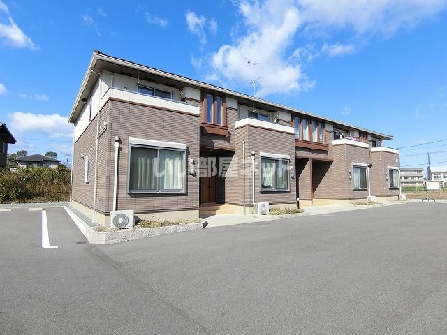 近鉄名古屋線 津駅 バス乗車時間：36分 最寄りバス停で下車 徒歩3分 築10年