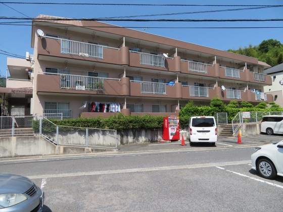広島市東区戸坂大上のマンションの建物外観
