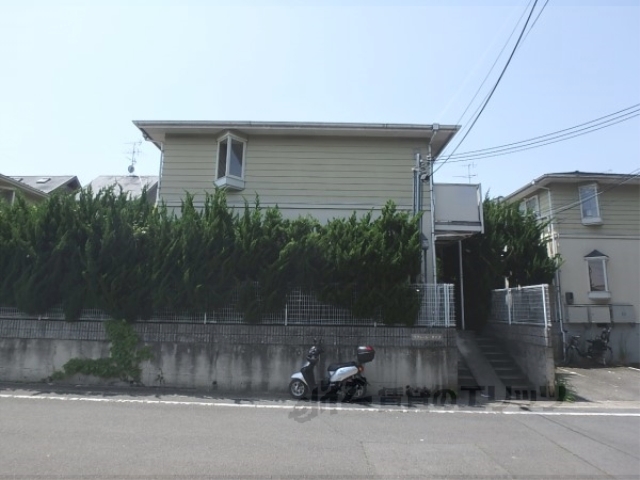 京都市北区西賀茂中川上町のアパートの建物外観
