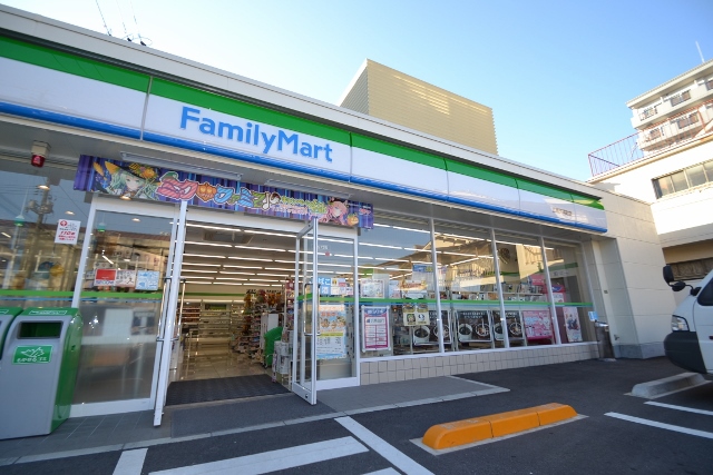 コンビニ　ファミリーマート（コンビニ）まで620m