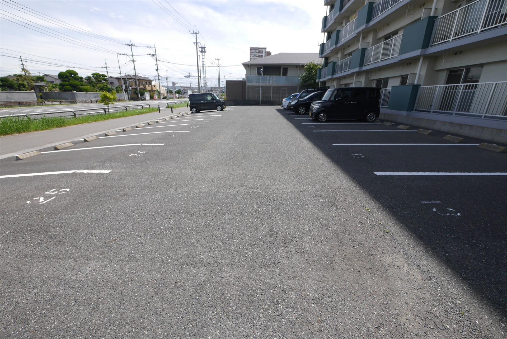 【苅田鳳城ビルの駐車場】