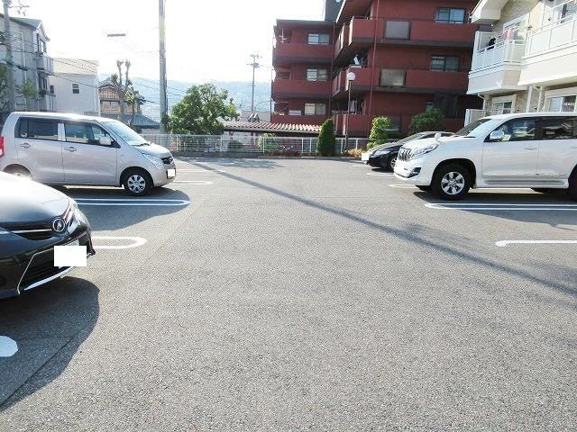 【神戸市垂水区乙木のアパートの駐車場】