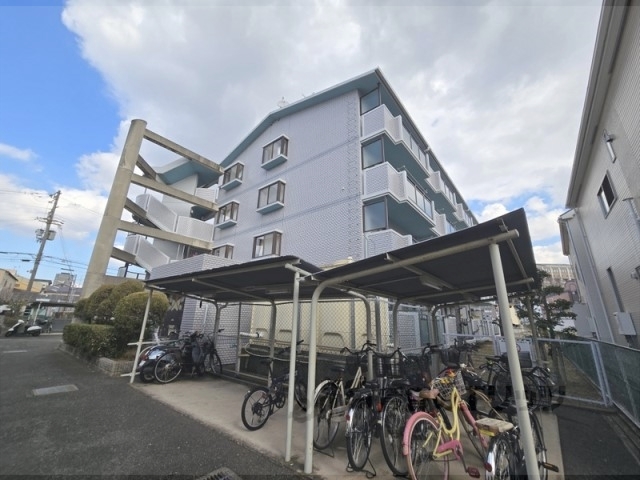 【寝屋川市国松町のマンションの建物外観】