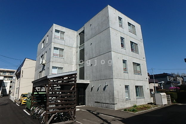 札幌市白石区東札幌四条のマンションの建物外観