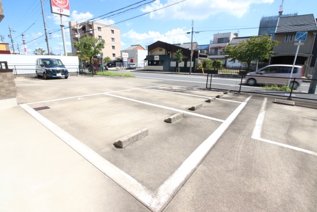 【ロイヤル長田の駐車場】