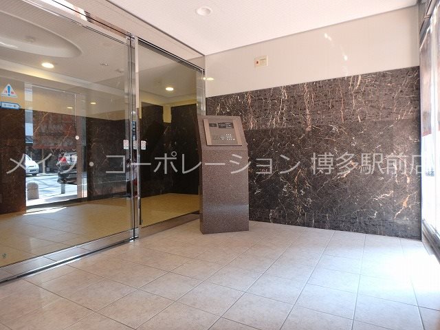 【福岡市博多区奈良屋町のマンションのロビー】