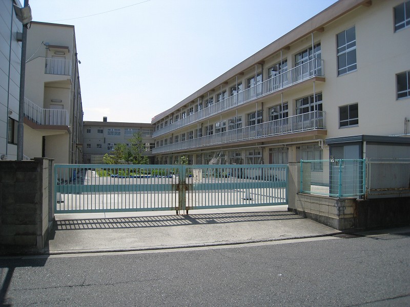 【八尾市安中町のアパートの小学校】