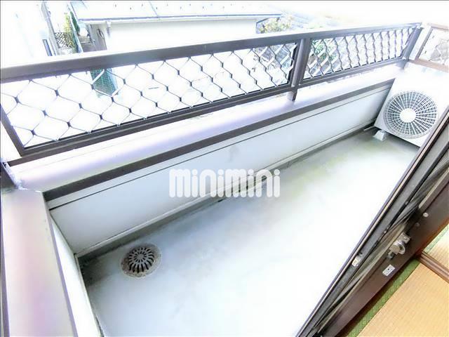 バルコニー　ベランダがついております。