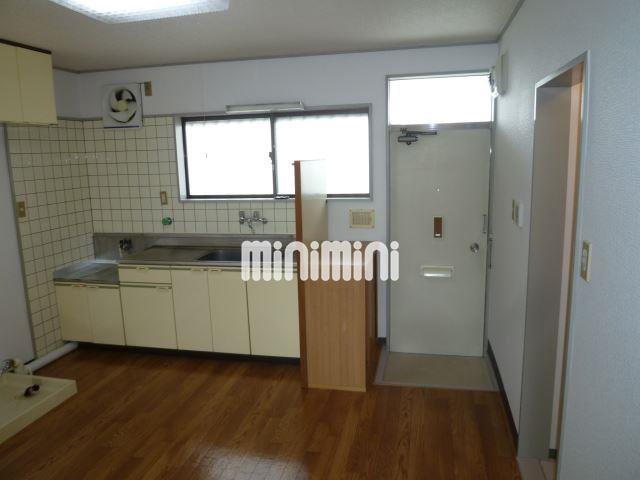 その他部屋・スペース　キッチン前、玄関上に窓があり、明るい雰囲気のダイニングです。