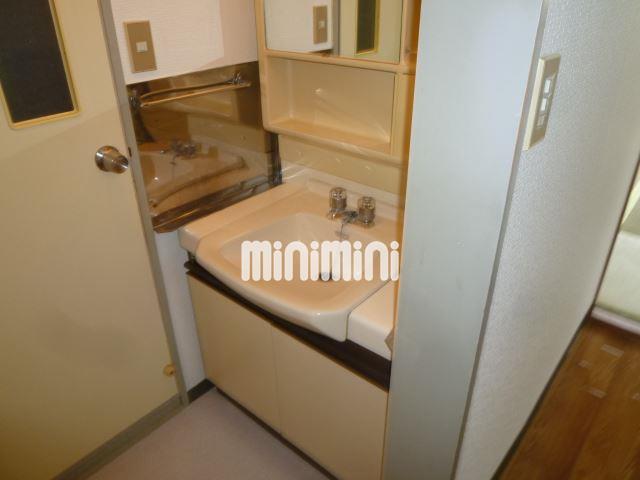 洗面設備　朝の身支度に嬉しい独立洗面台です。