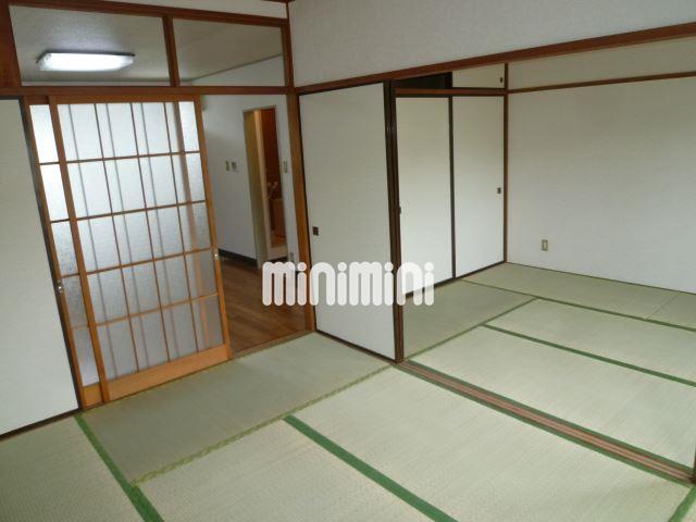 居室・リビング　２間続きの和室で建具を開けると１２帖の空間。