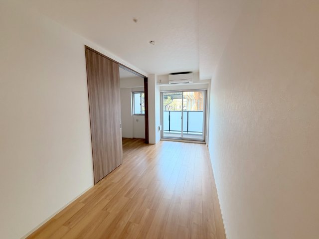 居室・リビング　シンプルなデザインのリビングは家具が置きやすいです。