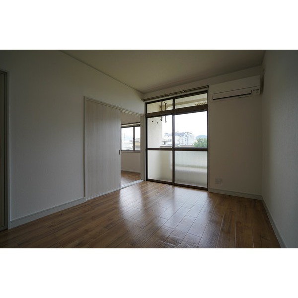 居室・リビング　同じ建物の別なお部屋