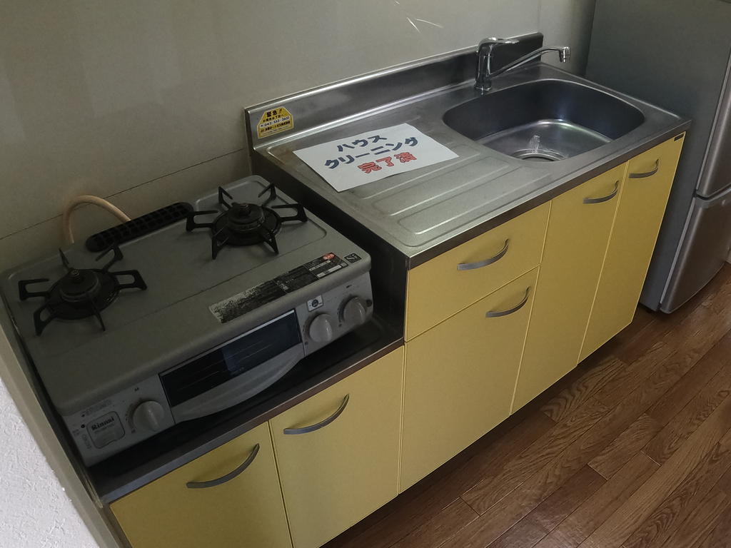 キッチン　ガスコンロ2口備え付けです。