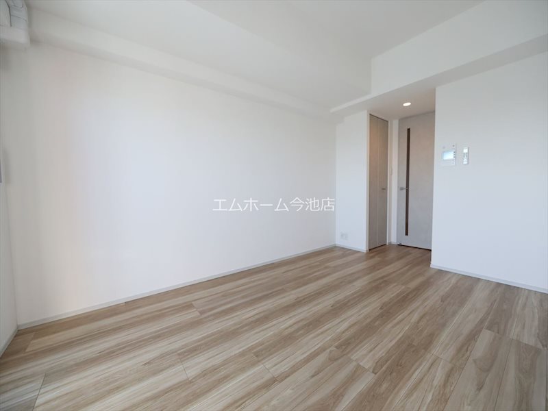 その他　洋室8.3帖　エアコン付　収納充実　南向バルコニー