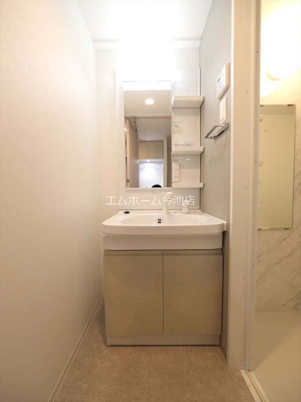 洗面設備　脱衣所　独立洗面台（シャンプードレッサー付）